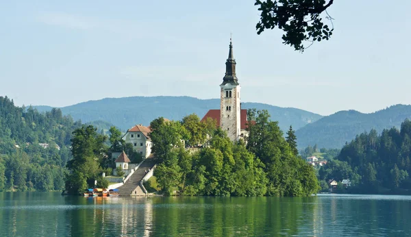 Живописный вид на озеро Блед, Джулианские Альпы и церковь на острове, солнечный день, Блед, Словения — стоковое фото