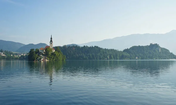 Malerischer Blick über den See, die Julischen Alpen und die Kirche auf der Insel, Slowenien — Stockfoto