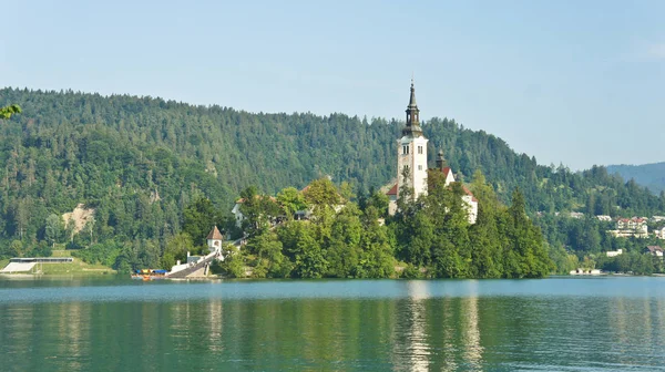 Festői kilátás nyílik a Bledi-tótól, Júliai-Alpok és a templom a szigeten, napos, Bled, Szlovénia — Stock Fotó