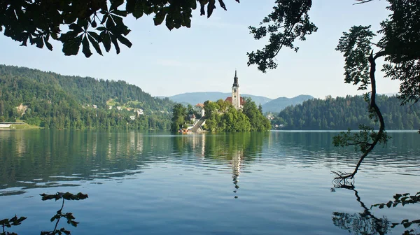 Malerischer Blick über den See, die Julischen Alpen und die Kirche auf der Insel, sonniger Morgen, blutig, Slowenien — Stockfoto