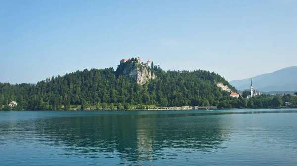 Nézd át a Bledi-tó, Júliai-Alpok és a Bledi várra, a napos, Bled, Szlovénia — Stock Fotó