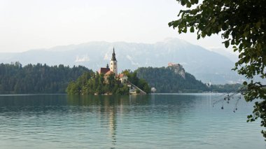 Lake Bled, Julian Alps dağlar ve kilise Adası üzerinde ısmarlayarak güneşli bir gün, Bled, Slovenya