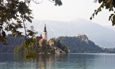 Ismarlayarak Lake Bled, Julian Alps ve kilise Adası, güneşli bir gün, Bled, Slovenya