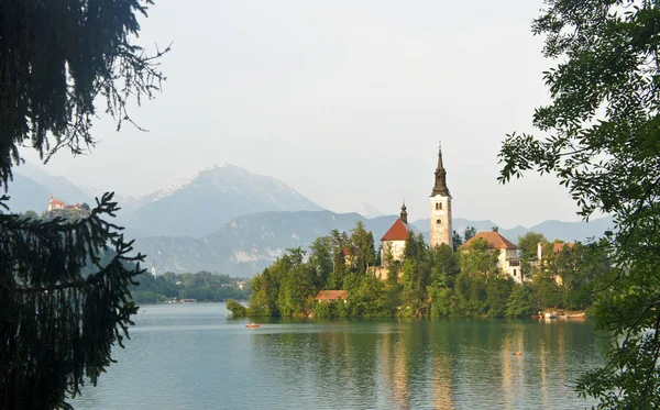 Malerischer Blick auf See, julianische Alpen und Kirche auf der Insel, sonniger Morgen, blutig, Slowenien — Stockfoto