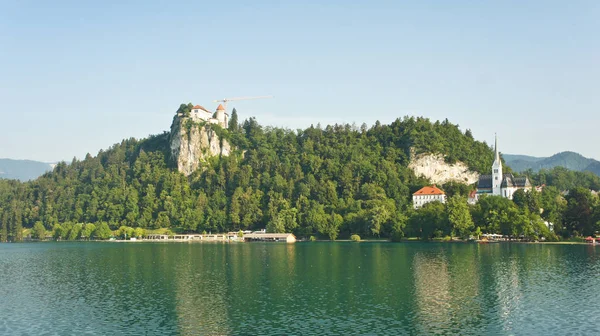 Gyönyörű kilátás nyílik a Bledi-tótól, Júliai-Alpok hegyei és a Bledi várra, a napos, Bled, Szlovénia — Stock Fotó