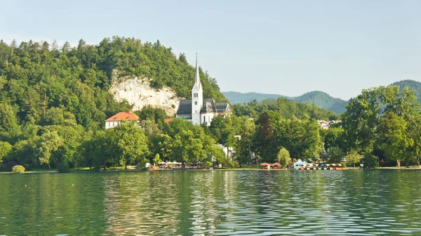 Malerischer Blick auf See, julianische Alpen, Berge und Kirche, sonniger Tag, Slowenien — Stockfoto