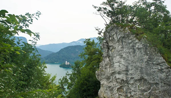 Szemközti nézet a Bledi-tó, a szikla, a Júliai-Alpok és a templom a szigeten, Bled, Szlovénia — Stock Fotó