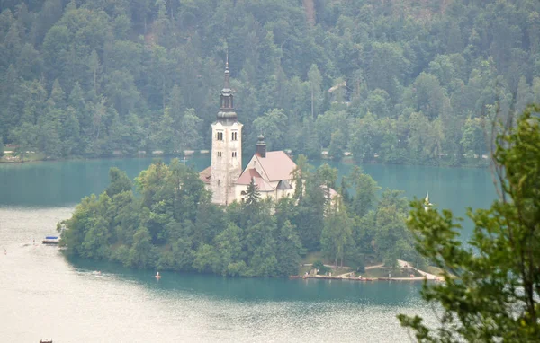 A légi felvétel a Bledi-tó, a fák, a Júliai-Alpok és a templom a szigeten, Bled, Szlovénia — Stock Fotó