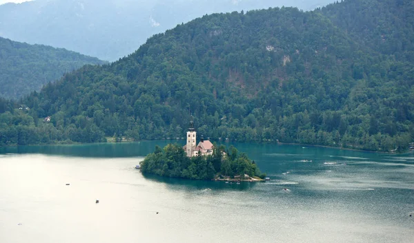 Luftaufnahme des Sees blutete, julianische Alpen Berge und Kirche auf der Insel, blutete, Slowenien — Stockfoto