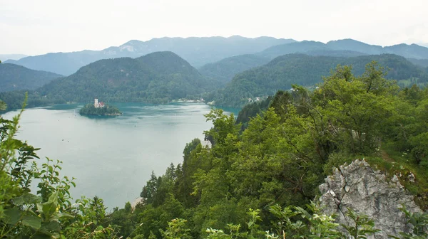 Vista aérea del lago Bled, acantilado, montañas de los Alpes Julianos e iglesia en la isla, Bled, Eslovenia — Foto de Stock