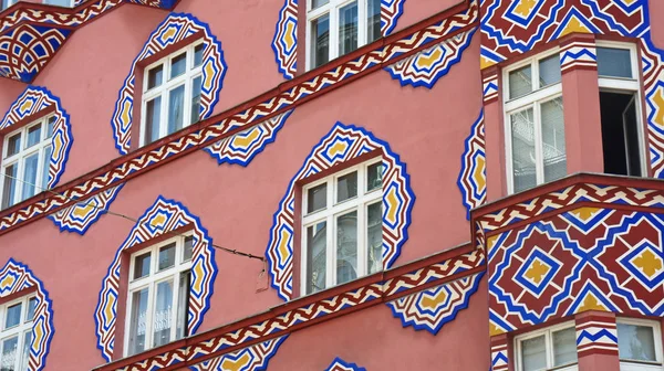 Detaljer av vackra byggnad av tidigare Cooperative Bank, solig dag, Ljubljana, Slovenien — Stockfoto