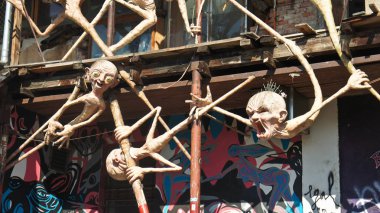 Ljubljana, Slovenya - 07 19 2015 - görünümü ünlü heykel Metelkova şehir içinde ortalamak, boyalı binalar, Graffiti ve mozaikler, güneşli gün ile sanatsal Özerk Bölgesi