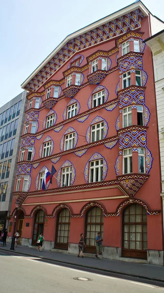 Liubliana, Eslovénia - 07 19 2015 - Belo edifício do antigo Banco Cooperativo, dia ensolarado — Fotografia de Stock
