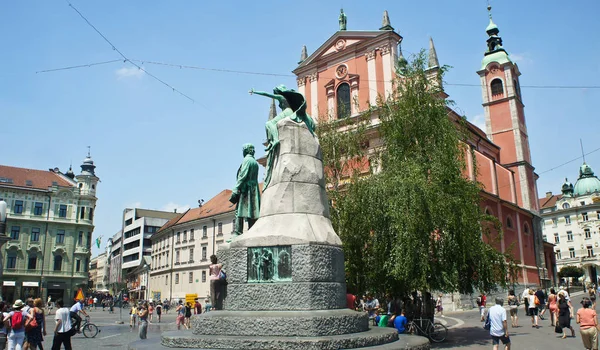 Ljubljana, Slovenië - 07 19 2015 - Franciscaanse Kerk in het centrum van de stad, zonnige dag — Stockfoto