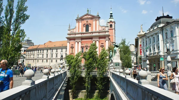 Liubliana, Eslovênia - 07 19 2015 - Ponte Tripla 3 pontes sobre Liubliana e a Igreja Franciscana no centro da cidade, dia ensolarado — Fotografia de Stock