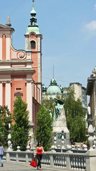 Liubliana, Eslovênia - 07 19 2015 - Ponte Tripla 3 pontes sobre Liubliana e parte da Igreja Franciscana no centro da cidade, dia ensolarado — Fotografia de Stock