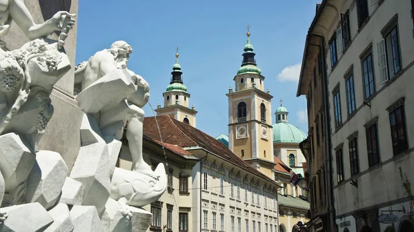 Liubliana, Eslovênia - 07 17 2015 - Fonte de Robba e Catedral de Liubliana, dia ensolarado — Fotografia de Stock