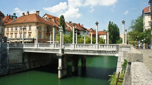Lublana, Słowenia - 07 19 2015 - Szewc most z filarów joński i koryncki jako Lampa nosiciele, słoneczny dzień — Zdjęcie stockowe