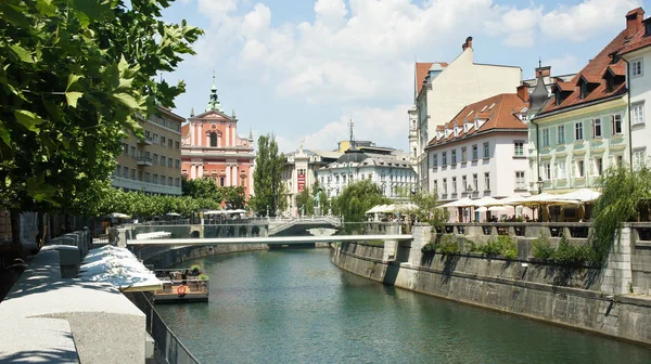 Malowniczy widok domów na brzegu rzeki Lublanica, starego miasta, piękna architektura, słoneczny dzień, Lublana, Słowenia — Zdjęcie stockowe