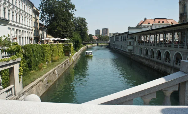 Malowniczy widok na rzekę Lublanica w starego miasta, piękna architektura, słoneczny dzień, Lublana, Słowenia — Zdjęcie stockowe