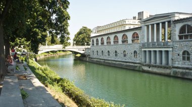 Ljubljana, Slovenya - 07 19 2015 - görünüm Ljubljanica Nehri'nin set eski şehir, cityscape bir köprü, güzel mimari, güneşli gün ile of