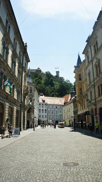 Ljubljana, Slovinsko - 07 19 2015 - výhled na ulici ve starém městě a Lublaňský hrad na hoře, Slunečné ráno — Stock fotografie