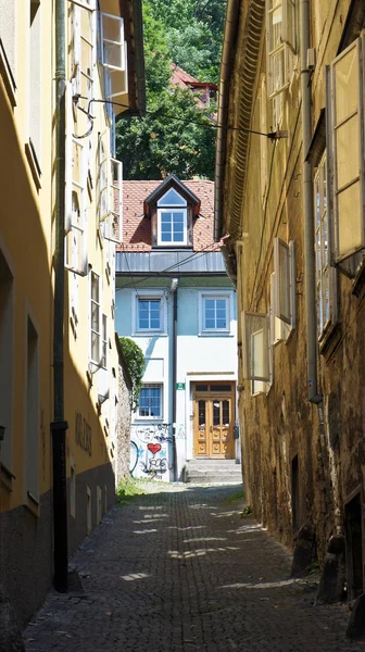 Lubiana, Slovenia - 07 19 2015 - Vecchie case in centro, strada stretta, giornata di sole — Foto Stock