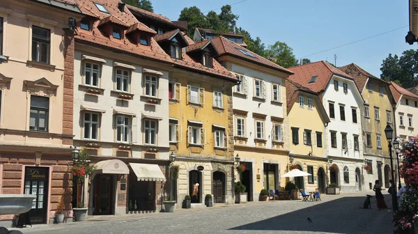 Lubiana, Slovenia - 07 19 2015 - Veduta della strada nel centro storico, giornata di sole — Foto Stock