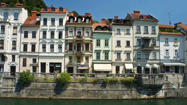 Lublana, Słowenia - 07 19 2015 - widok na nabrzeże rzeki Ljubljanica w centrum, piękna architektura, słoneczny dzień — Zdjęcie stockowe