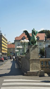Ljubljana, Slovenya - 07 17 2015 - heykel görünümünü Dragon Köprüsü üzerinden Ljubljanica Nehri'nin, güneşli bir gün