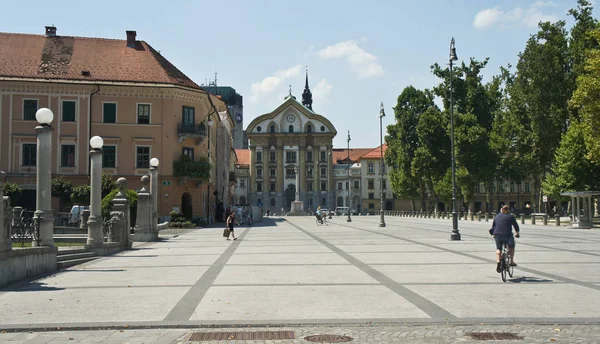 Ljubljana, Slovinsko - 07 17 2015 - pohled na Voršilského kostela Nejsvětější trojice, slunečný den — Stock fotografie