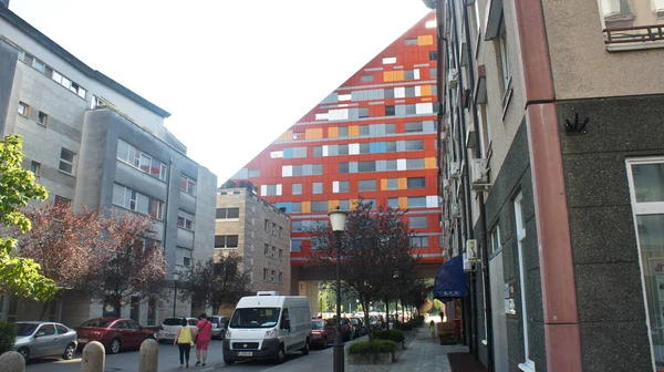 Liubliana, Eslovênia - 07 17 2015 - Edifício moderno de apartamentos, casa triangular colorida, dia ensolarado — Fotografia de Stock