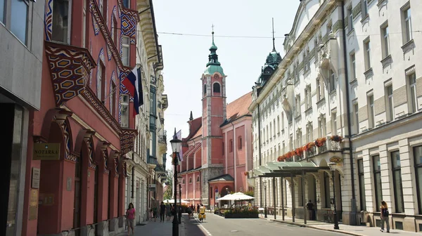 Ljubljana, Slovenia - 07 17 2015 - View of Franciscan Church and old town street, sunny day — Stock Photo, Image