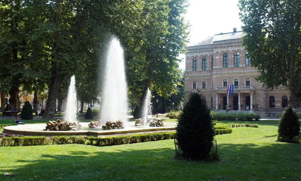 Fontaine dans le parc de la ville, journée ensoleillée, Zagreb, Croatie — Photo
