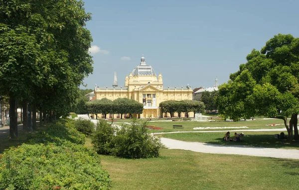 Zagreb, Croácia - 07 19 2015 - Pavilhão de arte e fonte, bela arquitetura, dia ensolarado — Fotografia de Stock