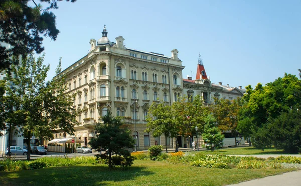 Zagreb, Croacia - 07 19 2015 - Vista del antiguo edificio en el centro de la ciudad, hermosa arquitectura, día soleado —  Fotos de Stock