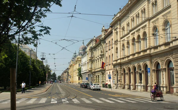Zagreb, Croácia - 07 19 2015 - Vista da rua da cidade velha, bela arquitetura, dia ensolarado — Fotografia de Stock
