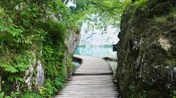 Caminho de madeira sobre a água entre rochas, Plitvice Lagos na Croácia, Parque Nacional — Fotografia de Stock