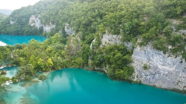Vista panorámica de los lagos de Plitvice, Parque Nacional en Croacia — Foto de Stock