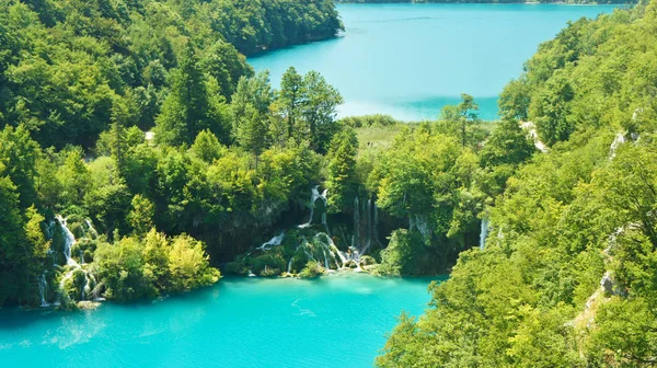 Vista panorâmica aérea dos lagos de Plitvice, parque nacional na Croácia, dia ensolarado — Fotografia de Stock