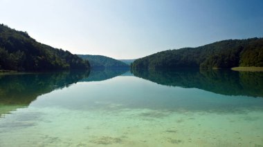 Kristal su ve yatay, tepeler, Hırvatistan, Milli Park Plitvice Gölleri