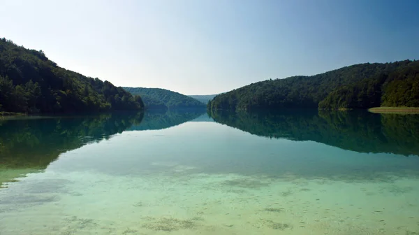 Água cristalina e paisagem com colinas, Lagos Plitvice na Croácia, Parque Nacional — Fotografia de Stock
