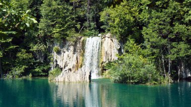 Hırvatistan, Milli Parkı, güneşli günde şelale ve dağ, güzel doğa manzara, Plitvice Gölleri