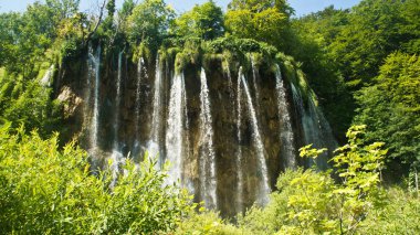 Şelale ve rock, güzel doğa manzara, Plitvice Lakes Hırvatistan, Milli Parkı, mavi gökyüzü ile güneşli gün görünümü