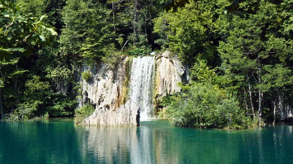 Cachoeira e montanha, bela paisagem natural, Plitvice Lagos na Croácia, Parque Nacional, dia ensolarado — Fotografia de Stock