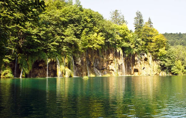 Cachoeiras e montanha, bela paisagem natural, Plitvice Lagos na Croácia, Parque Nacional, dia ensolarado — Fotografia de Stock