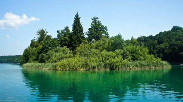 Agua cristalina y paisaje con árboles, Lagos de Plitvice en Croacia, Parque Nacional, día soleado — Foto de Stock