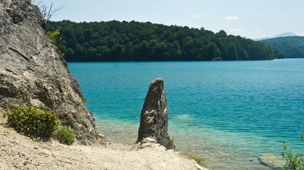 Agua azul cristalina y paisaje con rocas, Lagos de Plitvice en Croacia, Parque Nacional, día soleado — Foto de Stock