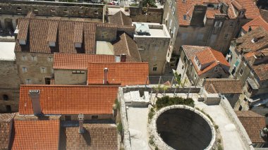 Çan kulesinden şehrin havadan görünümü, eski kentteki evlerin çatıları, güzel şehir manzarası, güneşli gün, Split, Hırvatistan