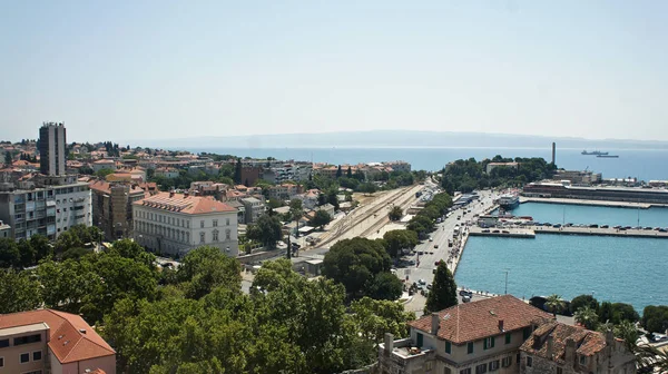Vista aérea de la ciudad desde el campanario, puerto con barcos, hermoso paisaje urbano, día soleado, Split, Croacia — Foto de Stock